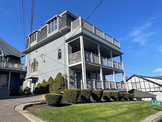 98 Rockland St Unit 3, Swampscott, MA 01907