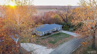 121 Douglas Dr, Pleasant Hill, IL 62366