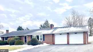63 Meadow Ln, Smoketown, PA 17576