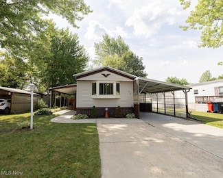 214 Hickory Cir, Elyria, OH 44035