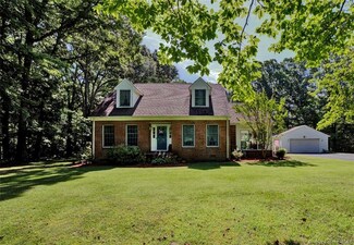 141 Quarters Cove Dr, Weems, VA 22576