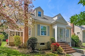 27 Hope Ave, Milton, MA 02186