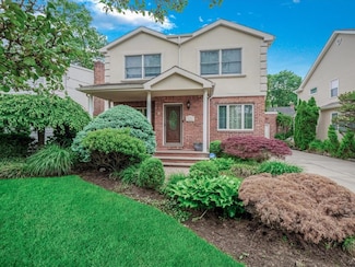 18 Ashland Ave, New Hyde Park, NY 11040