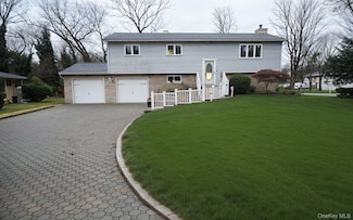 27 Heron Ln, ComMacK, NY 11725