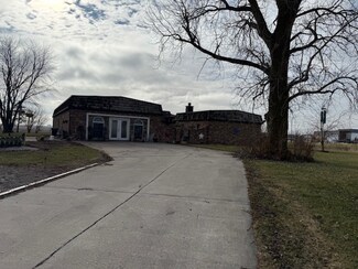 3301 Ireland Grove Rd, Bloomington, IL 61704