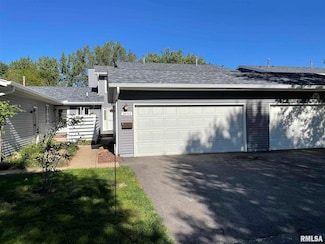 3052 Parkwild Dr, Bettendorf, IA 52722