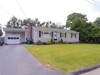 66 Hobbs Rd, Warwick, RI 02889