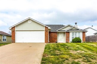 1214 Fox Run Dr, Warrensburg, MO 64093