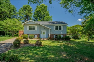 3228 W Loftyview Ct, High Point, NC 27260
