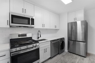 75- 2 Springfield Blvd Unit 2nd Floor, Oakland Gardens, NY 11364