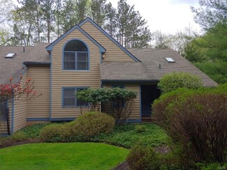 2157 Oak Hill Dr, Canadensis, PA 18325