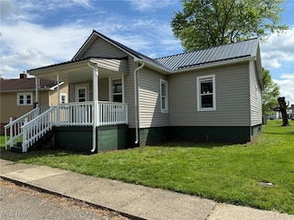 208 W 1st St, Uhrichsville, OH 44683