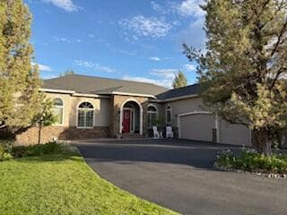 8550 Coopers Hawk Dr, Redmond, OR 97756