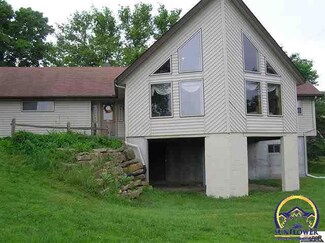 103 Grandview Ct, Ozawkie, KS 66070