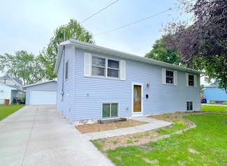 938 N Lark St, Oshkosh, WI 54902
