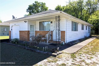 35 Barbuda St, Toms River, NJ 08757