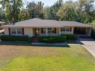 520 Indian Creek Dr, Palestine, TX 75801