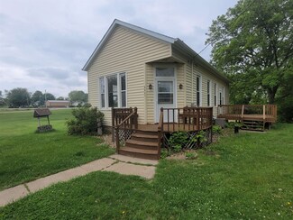 8461 Brady St, Peosta, IA 52068