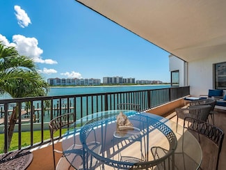 421 La Peninsula Blvd Unit 421, Naples, FL 34113