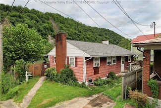 610 Ferry St, Montgomery, WV 25136