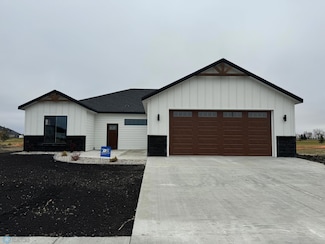 215 Emma Ct, Mapleton, ND 58059