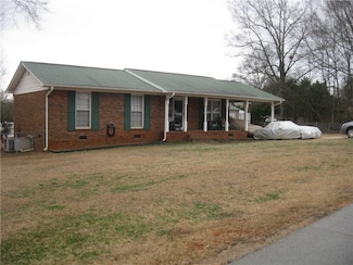 303 Meadow Dr, Seneca, SC 29678