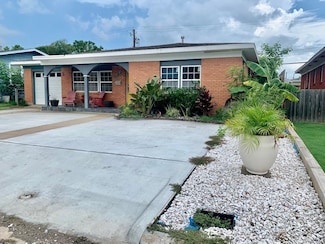 1114 Bayou Cir, Galveston, TX 77551