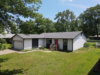 207 N Edgewood Dr, Coffeyville, KS 67337