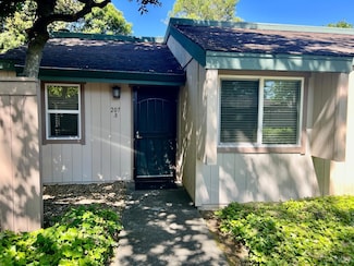 207 Stony Point Rd, Santa Rosa, CA 95401