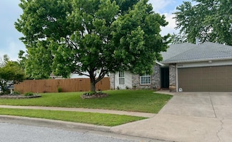 3943 W Kay Pointe Blvd, Springfield, MO 65802