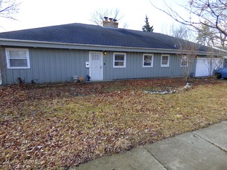 317 Adams St, Elgin, IL 60123