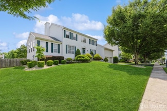 7 Country Woods Dr, Kendall Park, NJ 08824