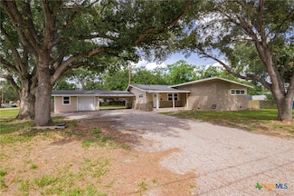 612 Flournoy St, Edna, TX 77957