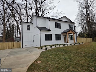 608 Laura Dr, Falls Church, VA 22046