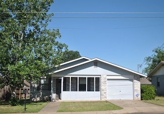 204 Green Meadows Ln, Fredericksburg, TX 78624