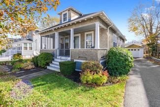 8 Newcastle Rd, Peabody, MA 01960