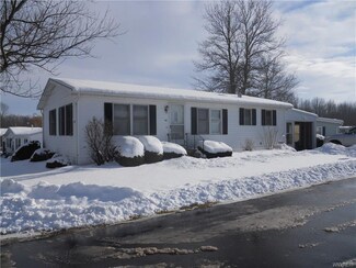 53 Woodside Dr, Bergen, NY 14416