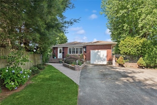 6 Grey Rock Ct, Bethpage, NY 11714