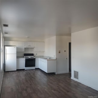 8 Main St, Chester, NY 10918