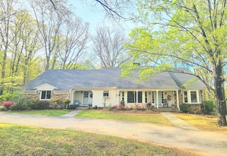 5011 Hunting Hills Dr, Roanoke, VA 24018