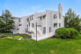 98 Rowayton Woods Dr, Norwalk, CT 06854