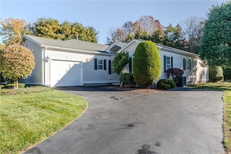 4 Orchard Meadows Dr, Smithfield, RI 02917