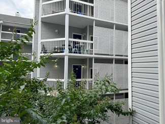 3176 Summit Square Dr Unit 4-C12, Oakton, VA 22124