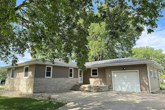 201 1st St, Delhi, IA 52223