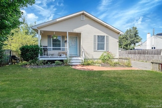 395 Linnet St, Greenport, NY 11944