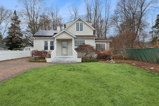 914 Parkway St, Riverhead, NY 11901