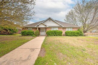 882 N Queen Annes Lace Dr, Fayetteville, AR 72704