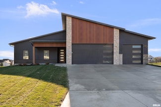 324 Linda Ln, Riverdale, IA 52722