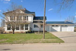 212 6th Ave NE, Dyersville, IA 52040