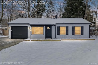 3909 Queensbury Rd, Lake Orion, MI 48359